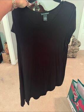 Chelsea & Theodore Black Scoop Neck Tunic Top